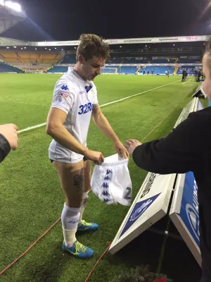 Futbolista sorprende al regalar su short en lugar de la camiseta