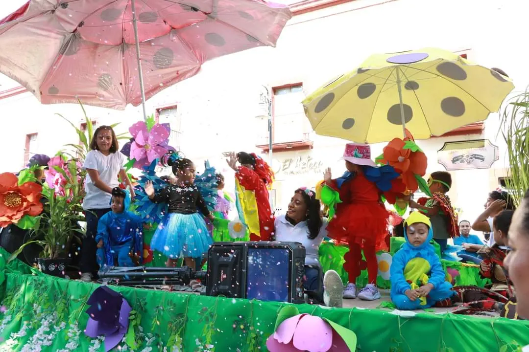 Música, color y alegría durante el desfile de primavera en el Valle de Atlixco de las Flores