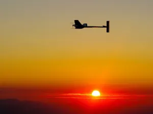 El Solar Impulse aterriza en Sevilla tras cruzar el Atlántico con éxito