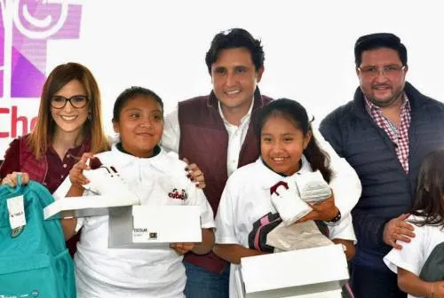 Inicia Gobierno de Cholula reparto de útiles y mochilas por 4to año