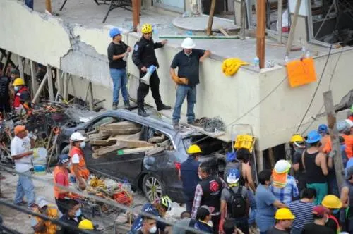 Ascienden a 32 los niños muertos en derrumbe de colegio por sismo en México