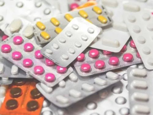 Retrasan resultados de licitación de medicamentos