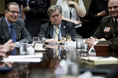 Casa Blanca ordenó silencio a Bannon, revela AP