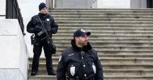 Menor dispara contra público en centro comercial de EEUU