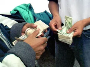 Ofrecen el dólar en 18.53 en aeropuerto del DF