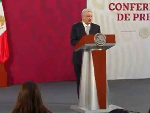 En el Día del Médico, López Obrador reconoce su labor