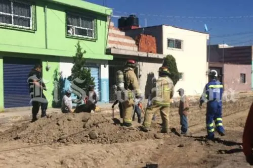 Trascabo rompe tubería de gas en los Héroes de Puebla