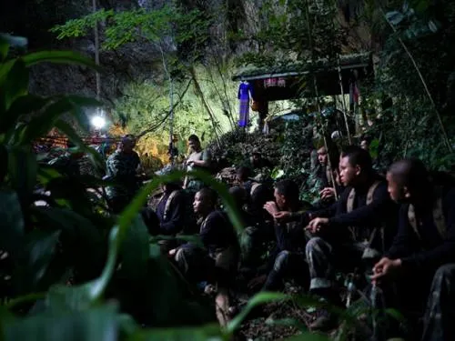Niños atrapados en cueva de Tailandia no están en condiciones de bucear