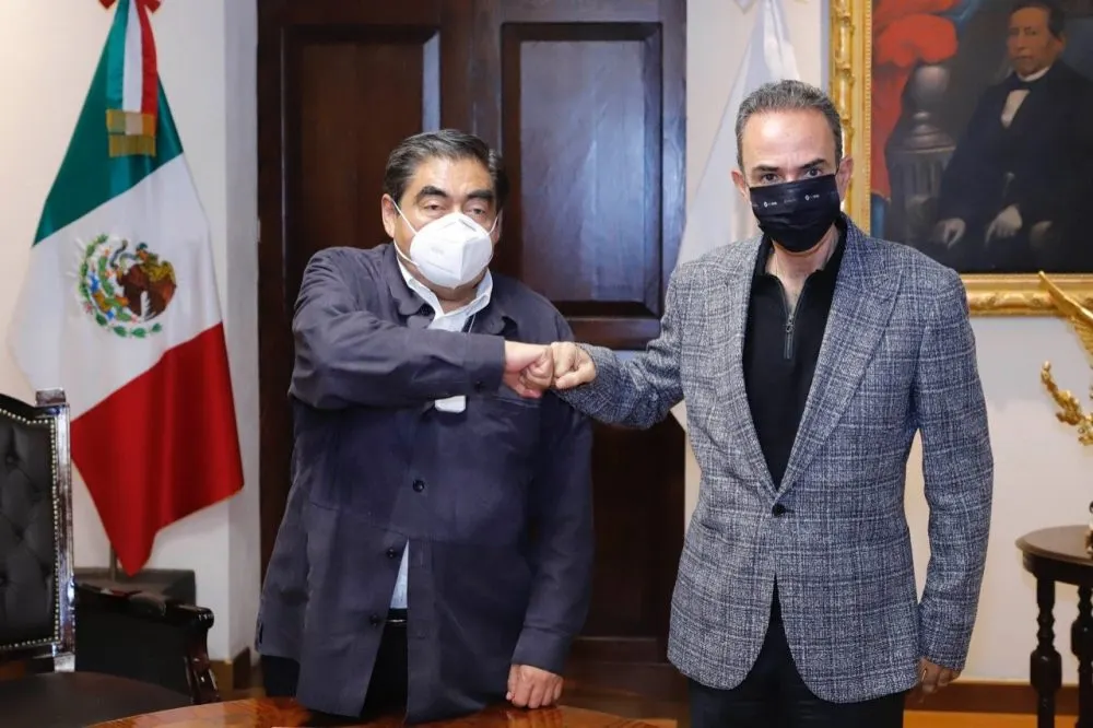 El gobernador de Puebla, Miguel Barbosa Huerta, y el diputado local Jorge Estefan Chidiac. Foto: Twitter @EstefanChidiac
