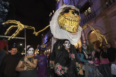 Todo un éxito el Desfile de Calaveras en centro de Puebla