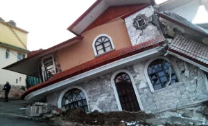 Evacuan 10 familias por hundimiento de vivienda en Teziutlán