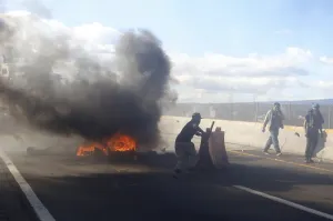 Encapuchados se atrincheran en Acajete e impiden paso a la Policía