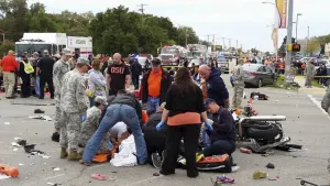 VIDEO: Conductor arrolla a multitud en Oklahoma; al menos 3 muertos