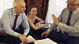 Difunden primera fotografía de Assange y Garzón
