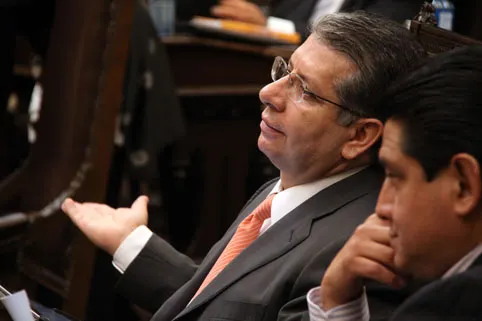Priistas acusan ”pirateo” de iniciativas