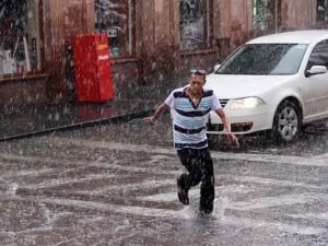 Lluvias moderadas y fuertes se dejan sentir en la capital poblana
