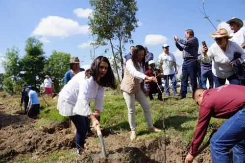Conmemora CEASPUE Día Mundial del Agua con reforestación en inmediaciones del Atoyac