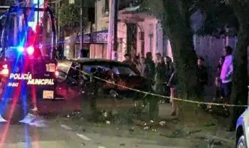 Muere un hombre y una mujer resulta herida tras impactarse contra un árbol en la 31 Poniente