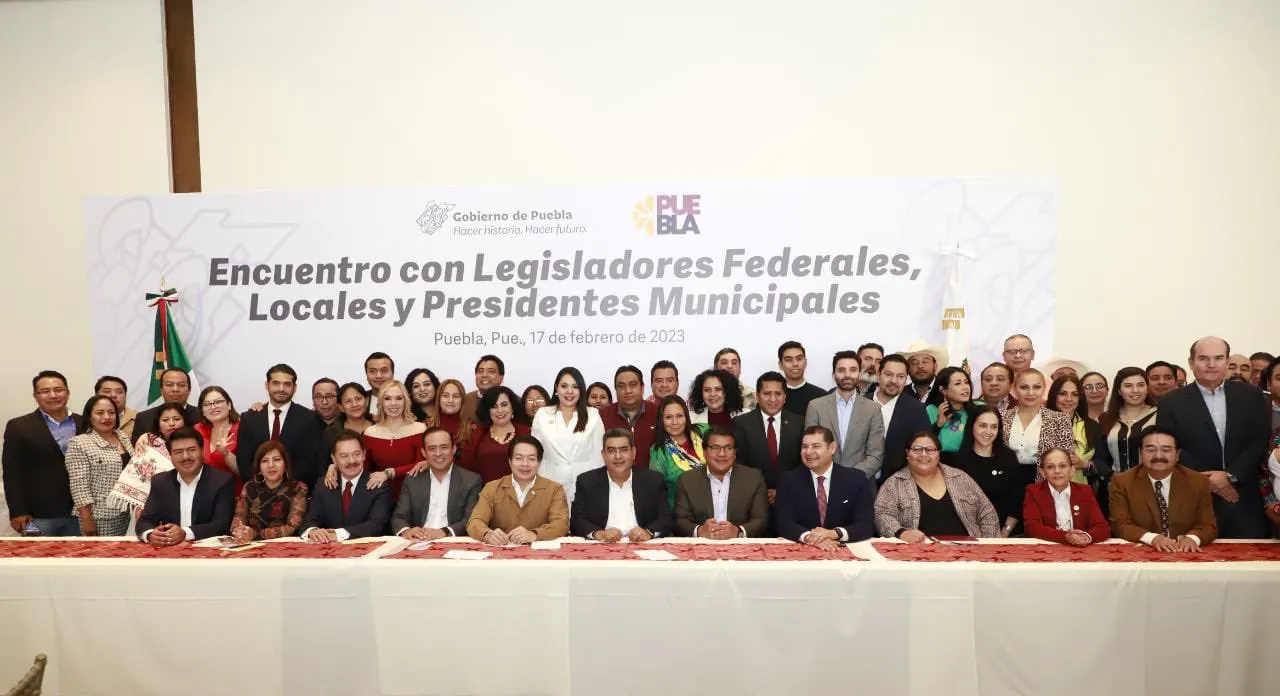 Sergio Salomón Céspedes y miembros de Morena