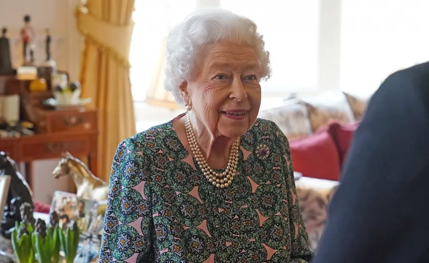 La reina Isabel II de Inglaterra da positivo a COVID-19