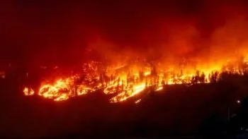 Fusión de incendios arrasa miles de hectáreas en Canadá