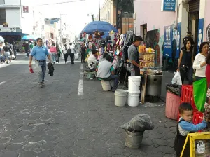 Ambulantes se instalan sobre la 5 de Mayo
