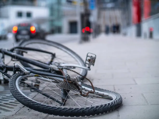 Bicicleta tirada en la calle