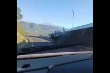 Vuelca tráiler en las Cumbres de Maltrata; hay dos lesionados