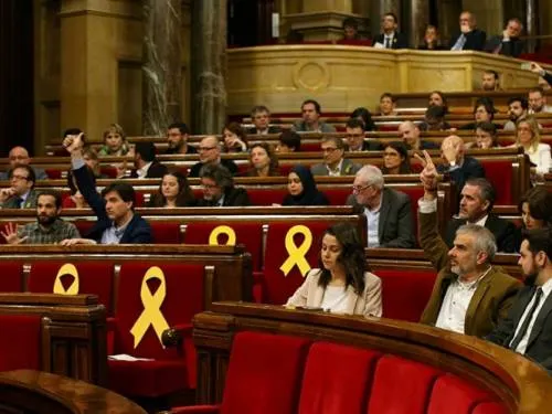 Parlamento catalán reivindica poder investir a Puigdemont