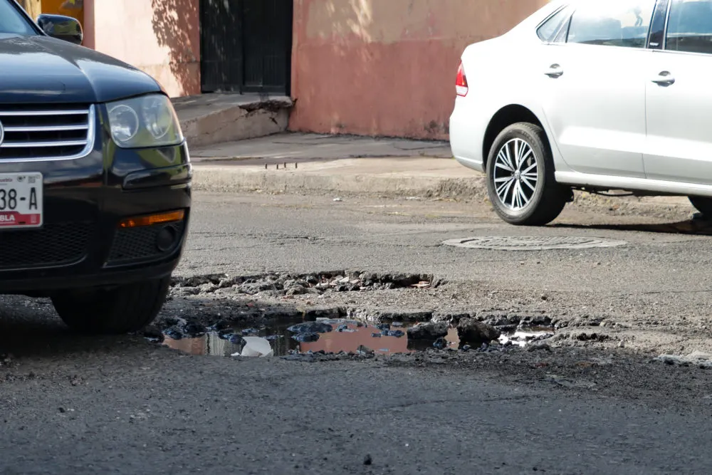 Lluvias incrementan baches en Puebla capital: 120 mil ya tapados, el 40% de la meta anual