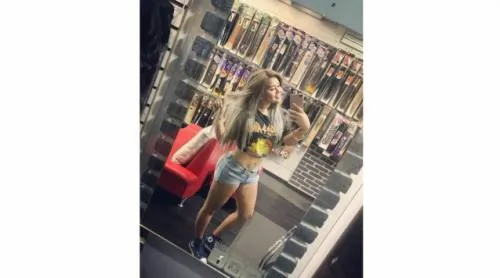 Gomita posa junto a Kylie Jenner en Hollywood