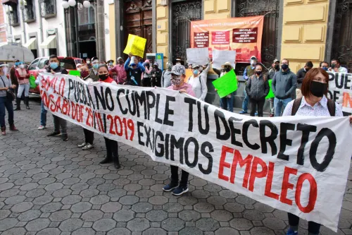 Extrabajadores del Seguro Popular se manifiestan en el zócalo, piden recontrataciones