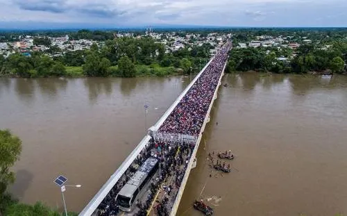 Luego del caos, migrantes hondureños ingresan a México