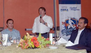 Asiste Alfonso Esparza a la clausura del Torneo de los Barrios