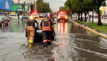 Fuerte lluvia en la ciudad de Puebla dejó 13 autos varados y 6 árboles caídos: Protección Civil