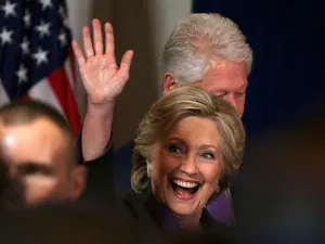 Clinton: Ofrecí a Donald Trump trabajar con él por nuestro país