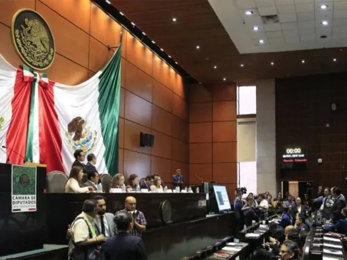 Sin el PAN, aprueban reforma educativa en comisiones de San Lázaro