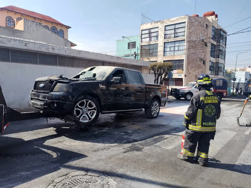 Incendio camioneta regidor
