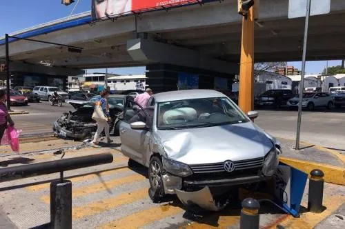 Accidente deja un Mercedes Benz con pérdida total en Las Ánimas