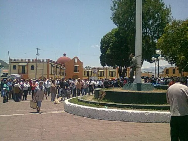 Amarran al asta bandera a visitador de gobernación en Tlachichuca