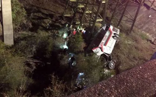 Autobús escolar en EU cae a un barranco; deja un muerto y varios lesionados