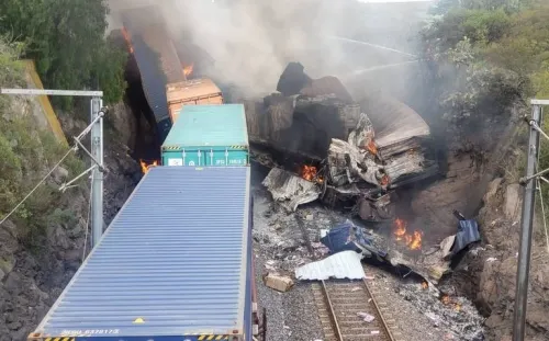 Paran tren para robarlo, choca con otro y se incendia