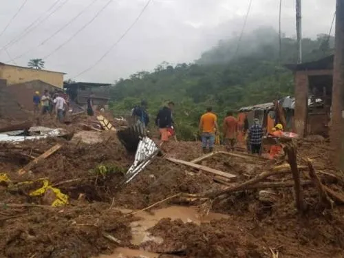 Derrumbe en Ecuador deja al menos 3 muertos y 4 desaparecidos