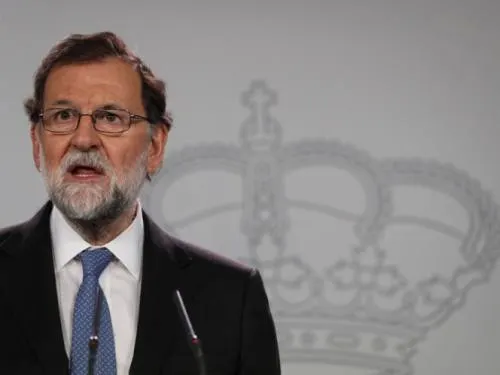 Presidente español destituye a Puigdemont y a todo su gobierno