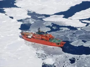 Evacuan a pasajeros de navío ruso encallado en la Antártica