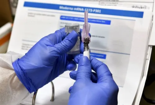 Empleado sanitario de EU sufre fuerte reacción alérgica tras recibir vacuna antiCovid de Pfizer
