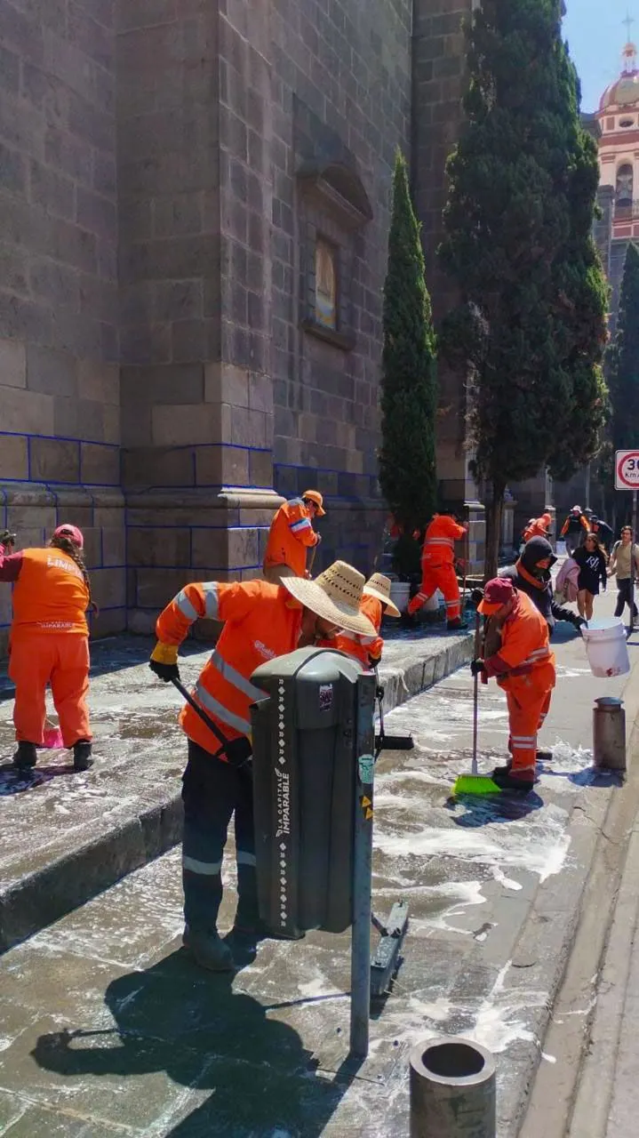 Ayuntamiento de Puebla refuerza limpieza en templos y Centro Histórico de Puebla por temporada de alta afluencia