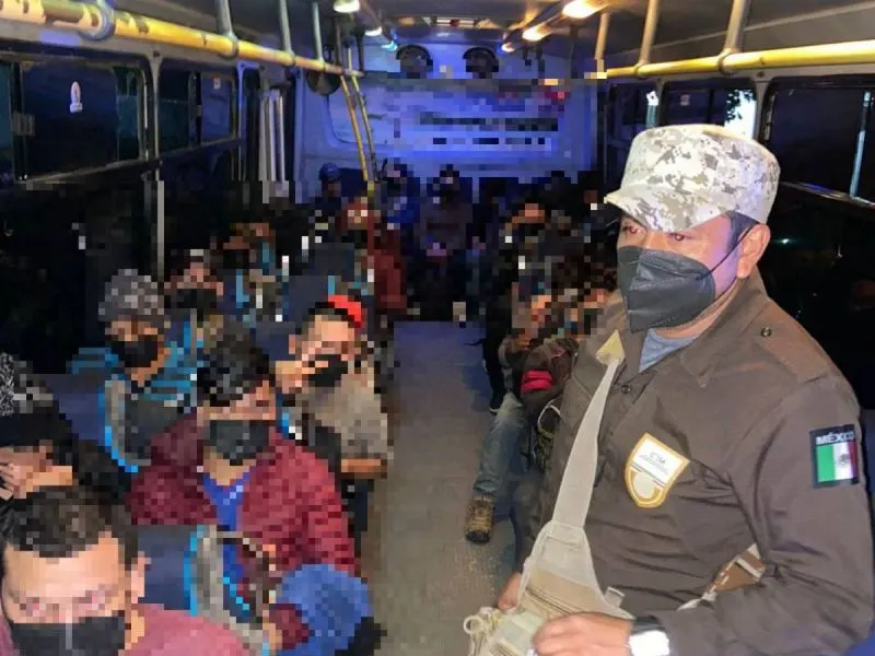 Rescatan a 198 migrantes en Puerto Escondido; había 20 menores no acompañados