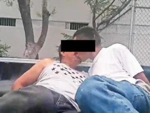 Cesarán a policías que obligaron a detenidos a besarse
