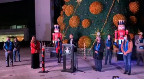 2021, año de grandes retos: Esparza en el marco del encendido del árbol navideño del CCU BUAP